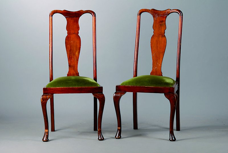 Vier Stühle, Niederlande, um 1920, Nußbaum, Beine geschweift, Rücken verstrebt, starke Gebr.-spuren, Altersschäden, ca. 104x52x44cm, Sitzh. ca. ...