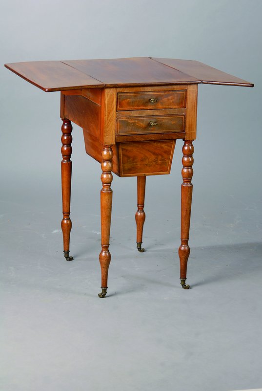 Nähtisch, England, um 1830/50, Nußbaum, 2 -schübig, beidseitig abklappbar, gedrechselte Beine, Fadenintarsien, Gebr.-Sp., ca. 70x34(72)x47 cm