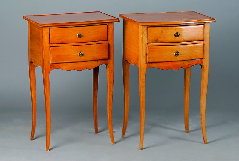 2 Beistellschränkchen, um 1900, Kirschbaum, je 2-schübig, allseitig geschweift, Gebr.-Sp., je ca. 69x45x31 cm