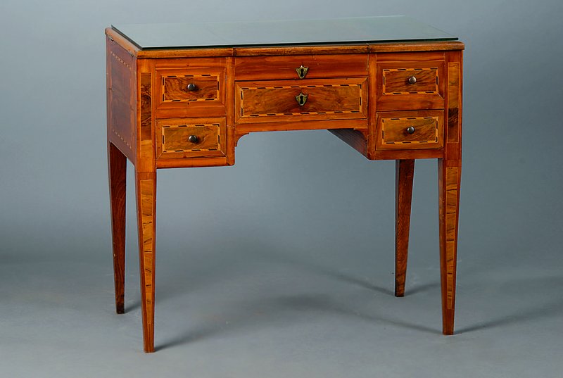Damenschreibtisch/Schminktisch, um 1770/80, Nußbaum, Fadenintarsien, 3-schübig, urspr. aufklappbar, oberes Schloss defekt, Glasplatte l.besch., ...