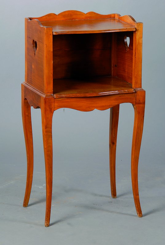 Beistellschränkchen, Frankreich, um 1770, Kirschbaum, Beine geschweift, seitl. mit herzförmigen Aussparungen, Gebr.-Sp., ca. 76x38x28 cm
