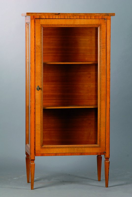 Kleine Vitrine, Biedermeier, um 1830/40, Kirschbaum, 1-türig, 3-seitig verglast, Fadenintarsien, schwundrissig, Gebr.-Sp., Einlegeböden sek., ca. ...