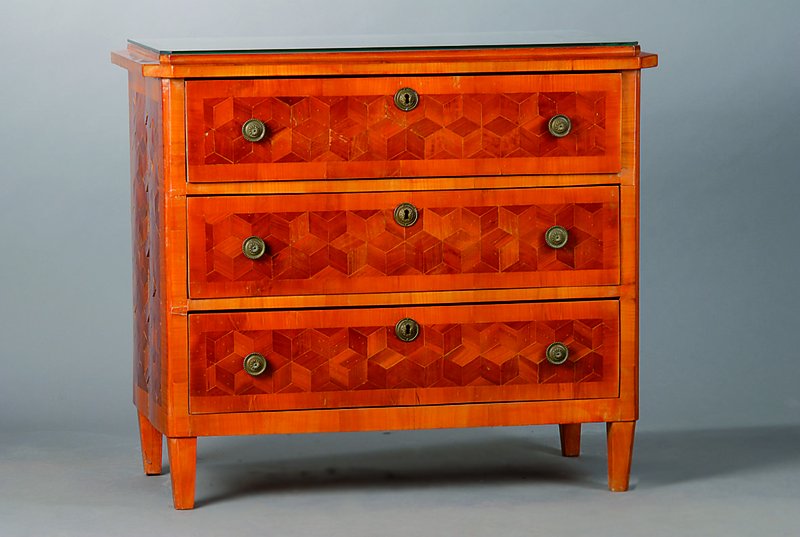 Kommode, Biedermeier, um 1820/30, Kirschbaum, 3-schübig, Würfelintarsien romboidförmig verlegt, abgeflachte Ecken, Furniersch., alt belassen, ...