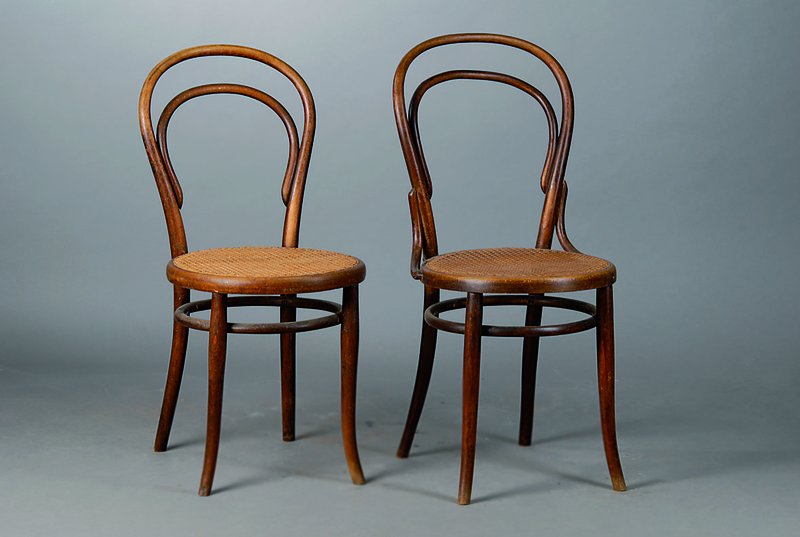 4 Thonetstühle, Wien, um 1900/10, Bugholz, Signatur, Sitzfläche mit Geflecht, alt belassen, st. Gebr.-Sp., Überholung empf., ca. 89x91x47 cm, Sh. ...