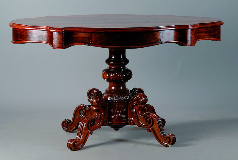 Tisch, Frankreich, um 1870, Nußbaum, reich geschnitzter Fuß, in Form v. Blüten und Voluten, 4 Auslegerbeine, Zarge geschweift, 2-schübig, ...