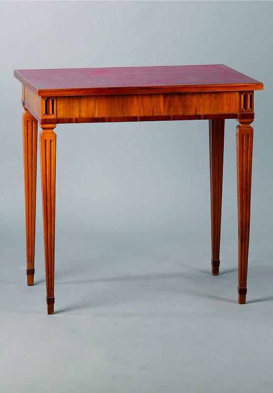 Spieltisch, um 1840/50, Nußbaum, Platte mit Ledereinlage, Würfelintarsien, ursprünglich aufklappbar, ein Teil jedoch fehlend, drehbar, Gebr.-Sp., ...