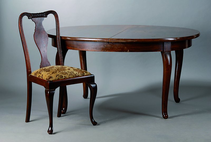Sitzgruppe, deutsch, um 1925, Barockstil, Nußbaum, Tisch und 6 Stühle, allseitig geschweift, Tisch ausziehbar, 4 Einlegebretter, Stühle passend, ...