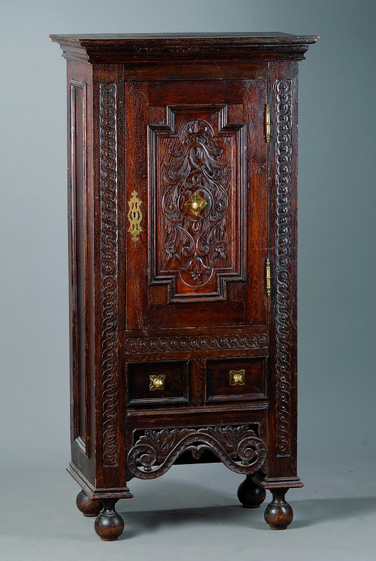 Schrank, wohl flämisch, um 1870, unter Verwendung alter Teile des 18. Jh., Eiche massiv, Inlets einfach gekrakt, Zierleisten 4-fach getreppt, reiche ...