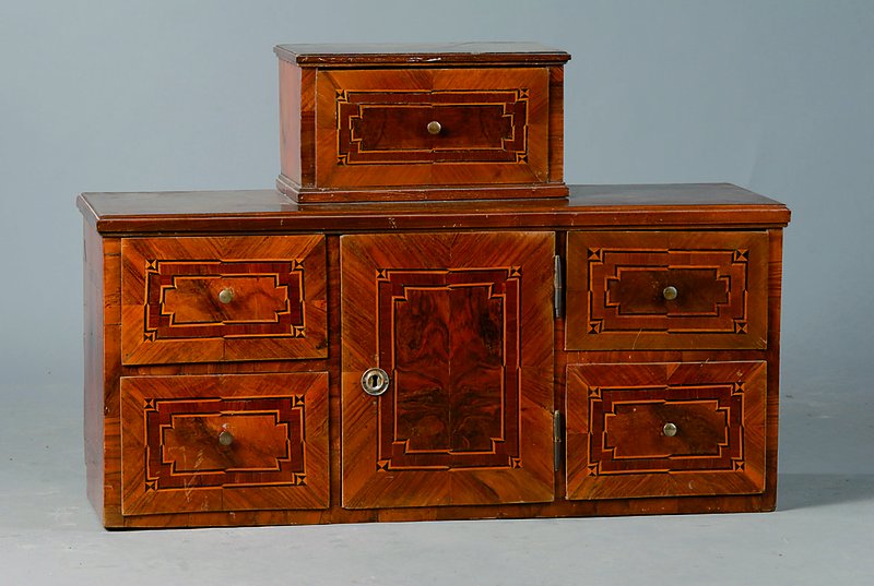 Tabernakelaufsatz, wohl Niederrhein, um 1750/60, Korpus WH, Wurzelnußfurnier gesp. verlegt, Ahornfadenintarsien, 5-schübig, Tabernakelteil, st. ...