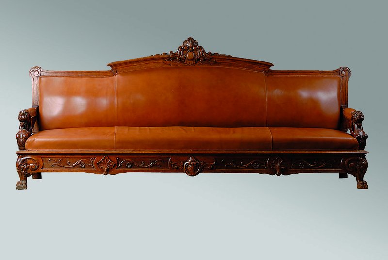 Prunksofa, Frankreich, um 1870/80, Eiche, hellbrauner Lederbzug sek. Polsterung alt belassen, reich geschnitzt in Form v. Voluten Akanthusblättern ...