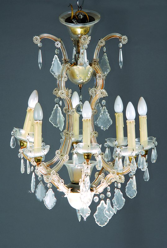 Deckenlüster, Italien, 20/30er Jahre, 9 Brennstellen, mit Glasauflagen verzierte Gestänge, mittiger Glasschirm um Brennstelle l. besch., ...