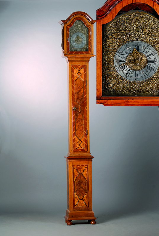 Standuhr, deutsch um 1740, Barock, eleg. intarsiertes Gehäuse, profiliert, oben zwei seitliche Türen, Rückwand sek. befestigt, Wurmbefall, ...