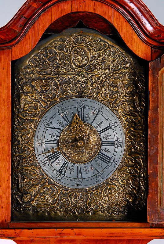 Detail a: Standuhr, deutsch um 1740, Barock, eleg. intarsiertes Gehäuse, profiliert, oben zwei seitliche Türen, Rückwand sek. befestigt, Wurmbefall, ...