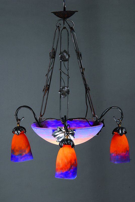 Deckenlampe, Frankreich, Luneville, Müller, Freres, 20er Jahre Schichtglas mit blauen, violetten u. orangefarbenen Einpuderrungen, Eisenfassung mit ...