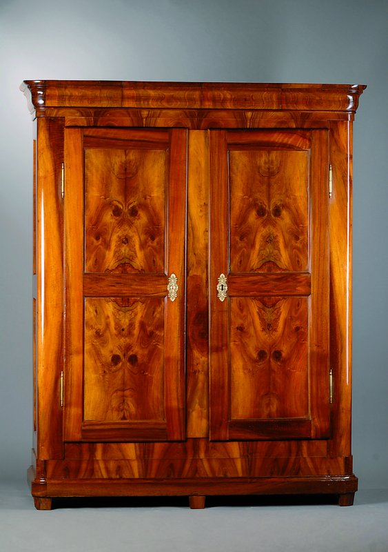 Dielenschrank, Pfalz, um 1820/30, Nußbaum massiv/Furnier, org. Zustand, Org. Beschl. Schloß und Schlüssel aus der Zeit, 2-türig, symmetrisches ...