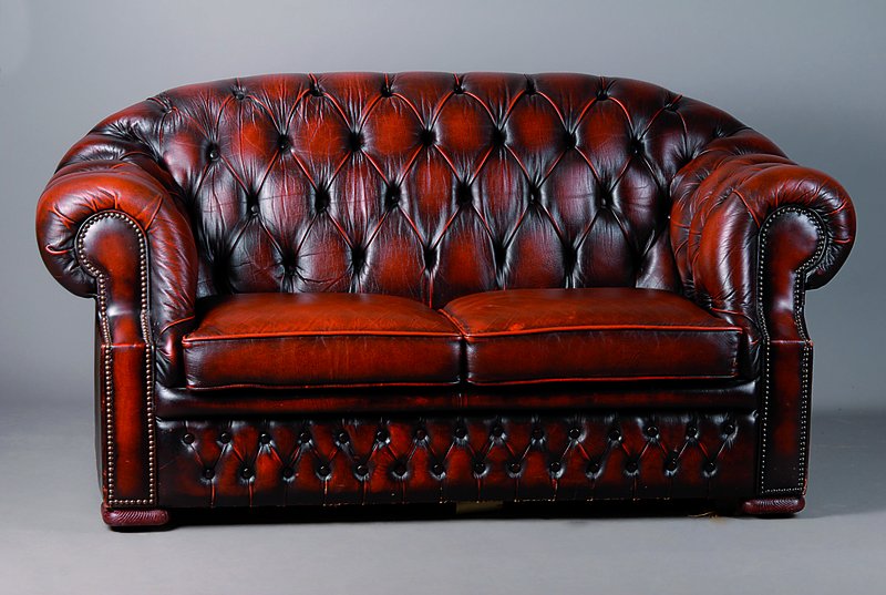 Sofa, Chesterfieldstil, 2. Hälfte 20. Jh., Leder, 2-Sitzer, genoppter Rücken, Leder, patiniert, st. Gebr.-Sp., Alterssch., ca. 80x163x90 cm, Sh. 43 ...
