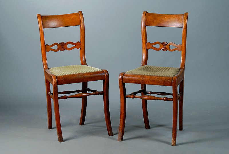 3 Stühle. deutsch, um 1850/60, Nußbaum, geschweift, Rücken verstrebt, Teile geklebt bzw. fehlend, Alterssch., Restauration empf., ca. 90x43x40 cm, ...