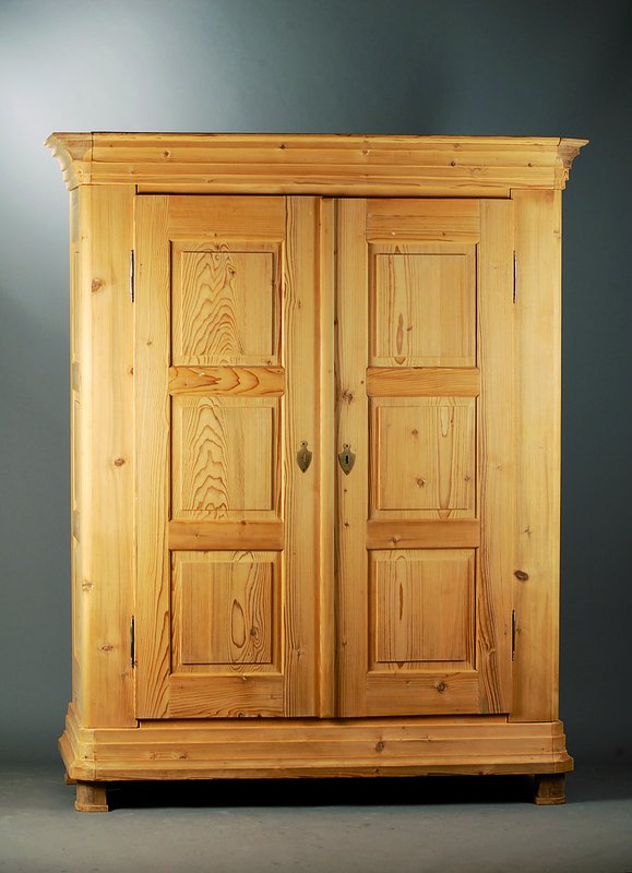 Biedermeierschrank, badisch, um 1830, WH, 2 -türig, Front und Seiten kassettiert, Furnier gesp. verlegt, org. Zustand, natur belassen, abgerundete ...