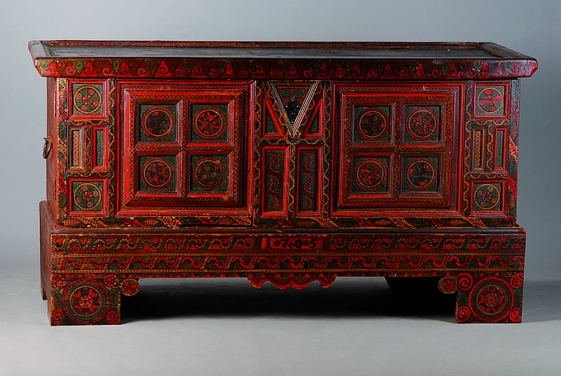 Truhe, süddeutsch, um 1800, WH, reiche Bemalung, 2-türig, ursprüngl. aufklappbar, Front kassettiert, seitl. Eisengriffe, alt belassen, Alterssch., ...