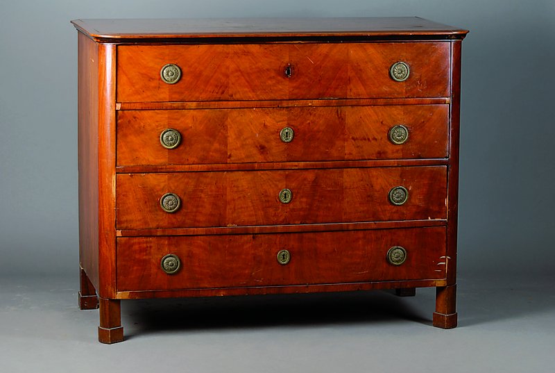 Kommode, mitteldeutsch, um 1820/30, Nußbaumfurnier, 4-schübig, 1 Schublade ohne Schloß, 1 Schloß defekt, abgerundete Ecken, orig. Füße, ein ...