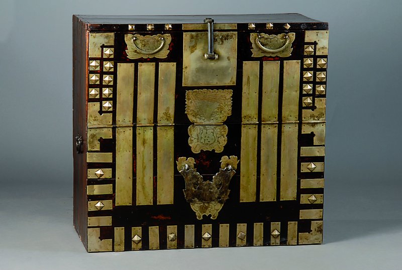 Truhe, Korea, um 1900, WH, gelackt, reiche Messingbeschl., z.T. graviert, ohne Schloß, Alterssch., ca. 85x90x42 cm