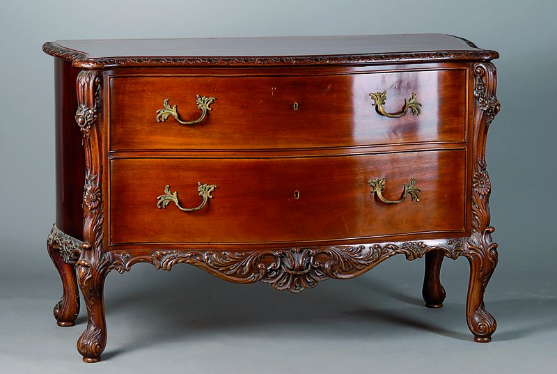 Kommode, um 1910, Mahagoni, Barockstil, 2-schübig, allseitig geschweift, reiche Akanthusblatt und Blütenschnitzerei, unteres Schloß defekt, ohne ...