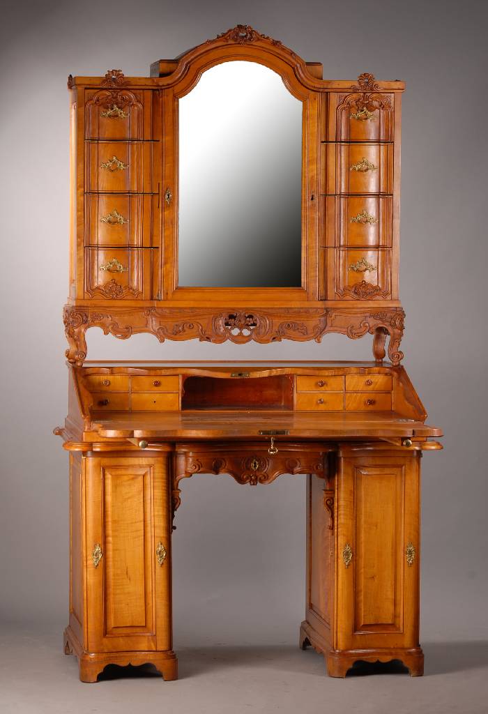 Tabernakelsekretär, wohl Mitteldeutschland, um 1760/70, Ahorn, 3-teilig, Unterteil 2 -türig, 1-schübig, Mittelteil aufklappbar, Inneneinrichtung: ...