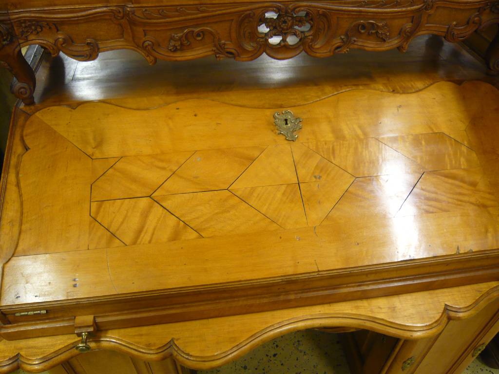 Detail a: Tabernakelsekretär, wohl Mitteldeutschland, um 1760/70, Ahorn, 3-teilig, Unterteil 2 -türig, 1-schübig, Mittelteil aufklappbar, Inneneinrichtung: ...