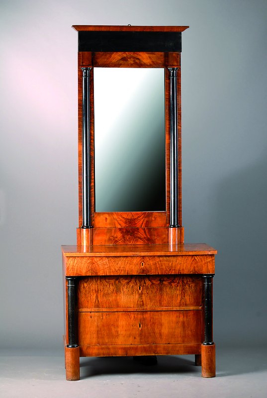Spiegelkommode, Biedermeier, um 1830, Nußbaum/Wurzelnußfurnier, gesp. verlegt, sehr schönes Furnierbild, 3-schübig, Oberteil Spiegel, Unterteil ...