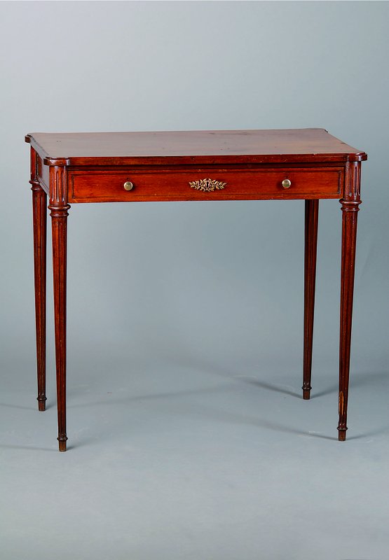 Kl. Tisch, Frankreich, um 1900, Nußbaum/Eiche, 1-schübig, Beine gerieft, abgerundete Ecken, ohne Schlüssel, reich verzierte Beschl., Gebr.-Sp., ...