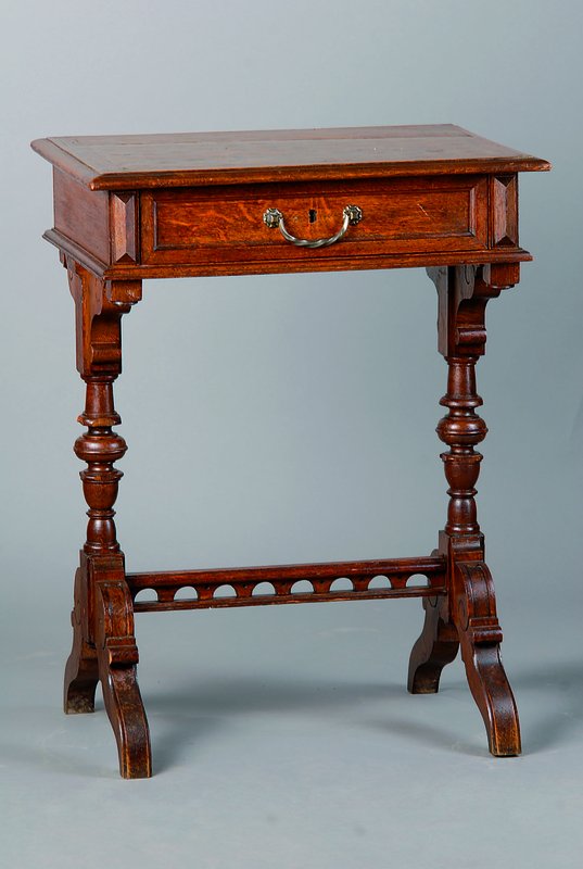 Nähtisch, Gründerzeit, um 1880/90, Eiche, reiche Drechselarbeit, 1 Schublade mit reicher Inneneinrichtung, Platte mit symmetrisch verlegtem ...