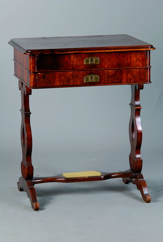 Nähtisch, süddeutsch, um 1860, Nussbaum massiv, Wurzelnußfurnier gespiegelt, Beschläge sek., mittig Schwundriss, Inneneinrichtung von 181, ...