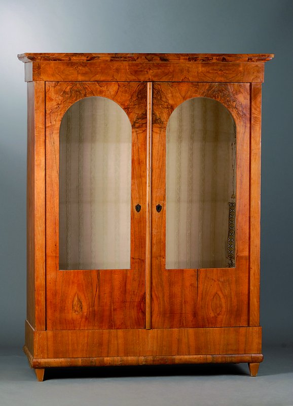 Vitrine, deutsch, um 1830, Nußbaum, 2-türig, verglast, schwundrissig, st. Alterssch., alt belassen, Kopf getreppt, 3 Einlegeböden, Überholung ...
