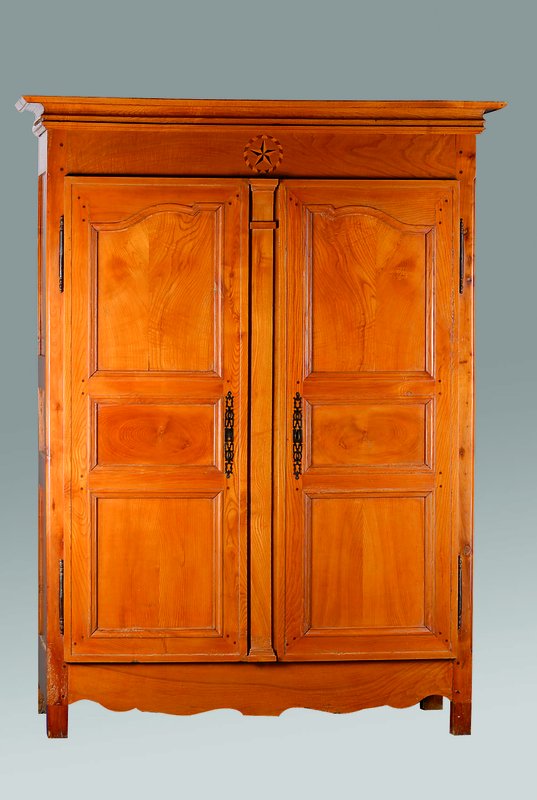 Schrank, Elsass-Lothringen, um 1770/80, Esche massiv, 2-türig, Front und Seiten kassettiert, Zarge geschweift, Reste alten Wurmbefalls, Kopf m. ...