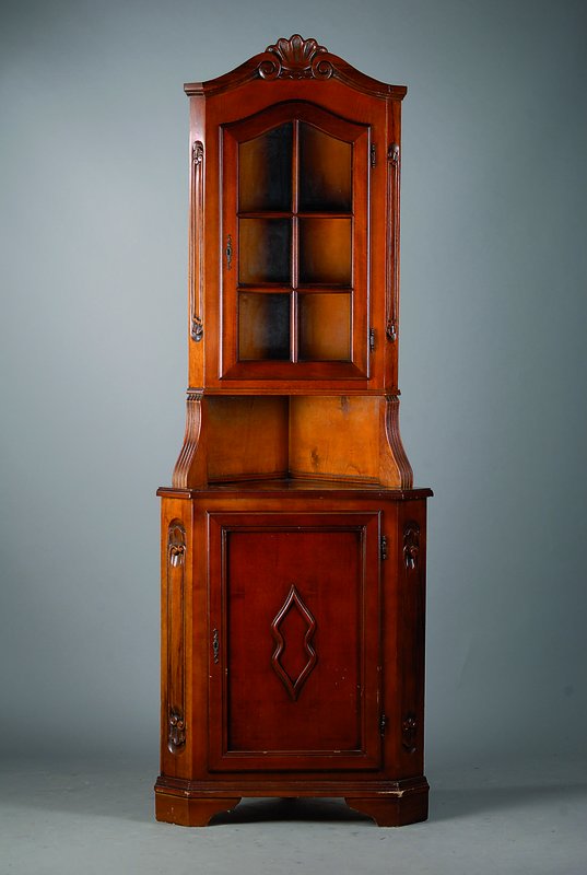 Eckschrank, 60/70er Jahre, Nußbaum, 2-türig, obere Tür verglast und versprosst, sparsame Schnitzereien, l. Furniersch., st. Gebr.-Sp., ca. ...