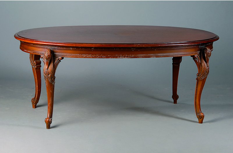 Couchtisch, Warrings, 70er Jahre, Nußbaum, oval, Beine geschweift, Schnitzereien in Form v. Schwänen, Füße in Voluten auslaufend, st. Gebr.-Sp., ...