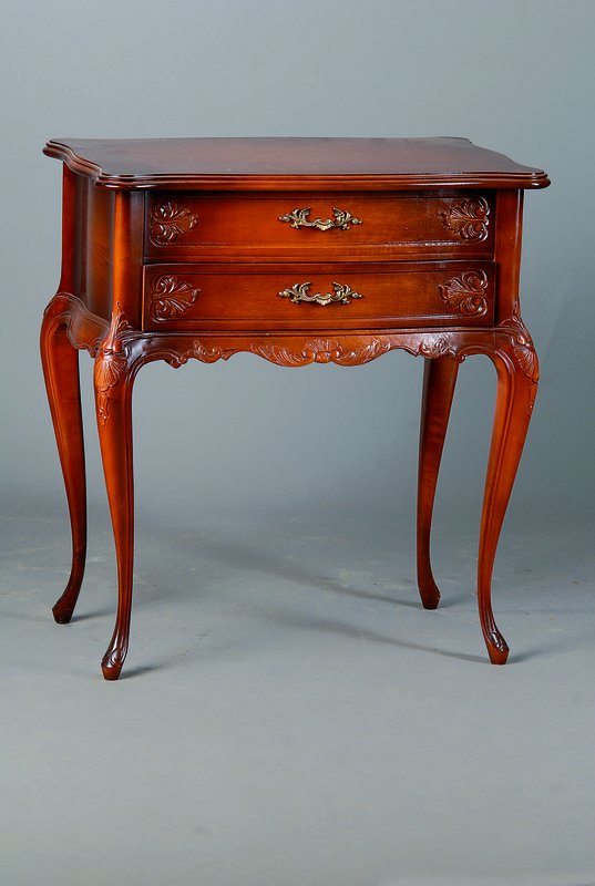 Kommode, 70er Jahre, Nußbaum, Barockstil, allseitig geschweift, 2-schübig, Akanthusblatt und Volutenschnitzerei, st. Gebr.-Sp., ca. 69x63x40 cm
