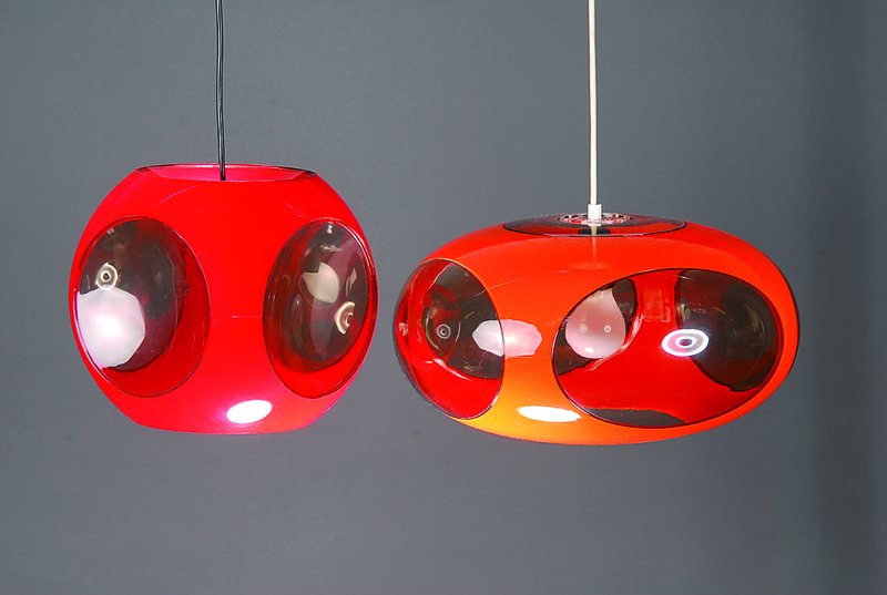 Zwei Designerlampen, Modell Ufo, Entw. Luigi Colani, 70er J., orangefarbener bzw. roter Kunstoffkorpus mit ovalen/runden Acrylglasfenstern, je eine ...