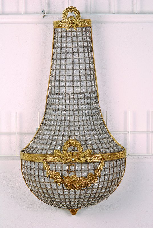 Wandlampe, Frankreich, nach Empire-Vorbild, Monturen Gelbguß reich verziert, reicher facettierter Kristallbehang eingeflochten, zwei Brennstellen, ...