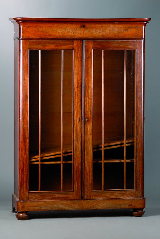 Bücherschrank, deutsch, um 1830/40, Spätbiedermeier, Mahagoni, 2-türig verglast und versprosst, 1 Kopfschublade, diese ohne Schlüssel, ...