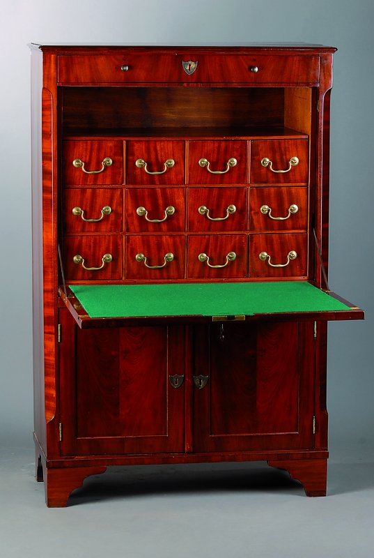 Biedermeiersekretär, um 1810, Mahagoni, Kopfschublade, Klappe, Inneneinrichtung: 12 -schübig, 1 großes Ablegefach, Schreibplatte m. grüner ...