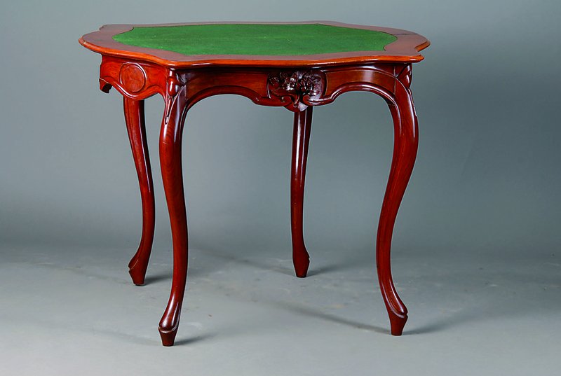 Spieltisch, Holland, um 1900, Satinholz, allseitig geschweift, sparsame Knospenschnitzerei, Platte aufklappbar und drehbar, grüne Filzeinlage, teils ...