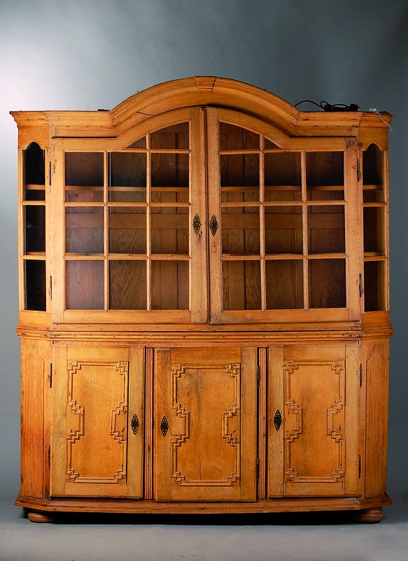 Sog. Prahlhans, mitteldeutsch, um 1770/80, Eiche, Unterteil 3-türig, Oberteil 2-türig, verglast und versprosst, reich kassettiert, abgeflachte ...