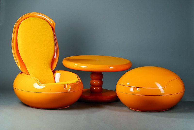 2 Sitzeier und Tisch, 70er Jahre, Designer Peter Ghyczy, Entwurf 1968, sog. Garden Egg, gelber Kunststoff, Sitz und Rückenfläche gepolstert und ...