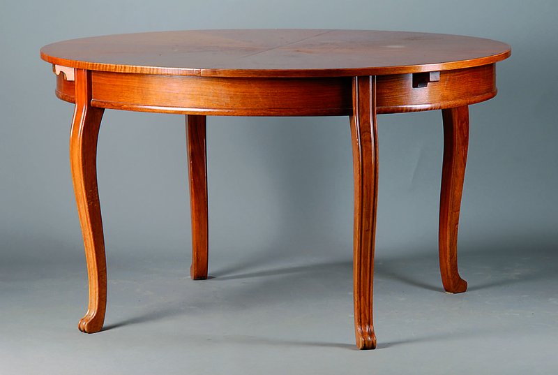 Ausziehtisch, um 1860, Nußbaum/Buche, Furnier 8-fach gespiegelt verlegt, oval, angedeutete Tatzenfüße, Beine geschweift, st. Gebr.-Sp., l. ...