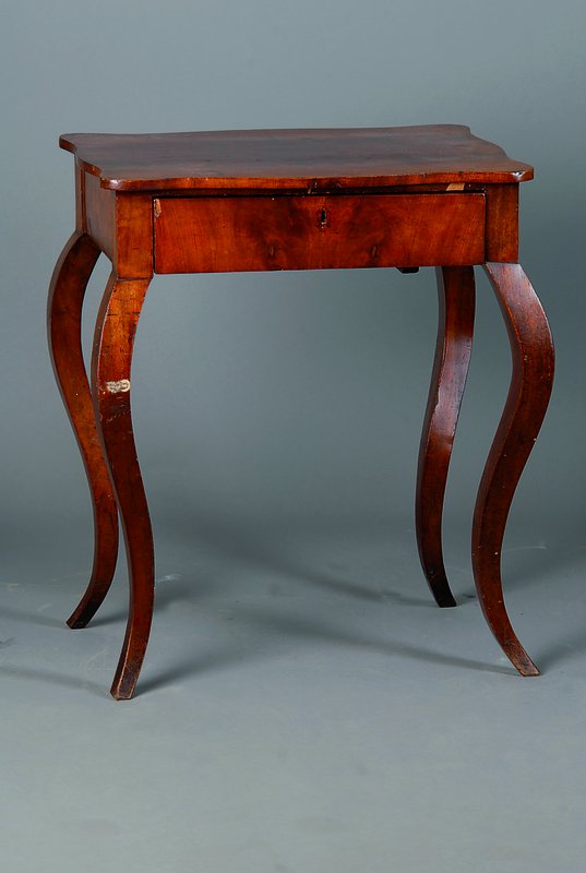 Nähtisch, Pfalz, um 1840/50, Beine Nußbaum, Platte Pyramidenmahagoni. allseitig geschweift, 1-schübig, ohne Schlüssel, Furniersch., alt belassen, ...