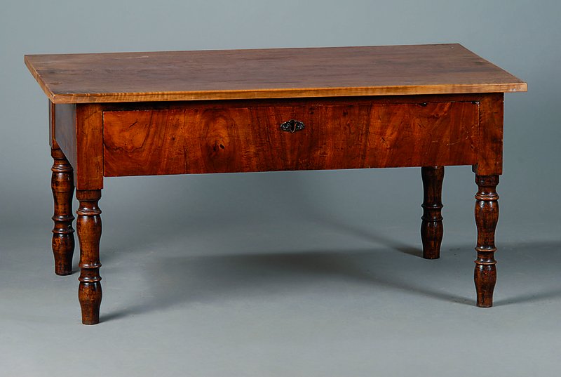 Tisch, um 1840, Nußbaum, 1-schübig, ohne Schlüssel, Beine gekürzt, reich gedrechselte Beine, verzierte Beschl., st. Gebr.-Sp., ca. 55x110x64 cm