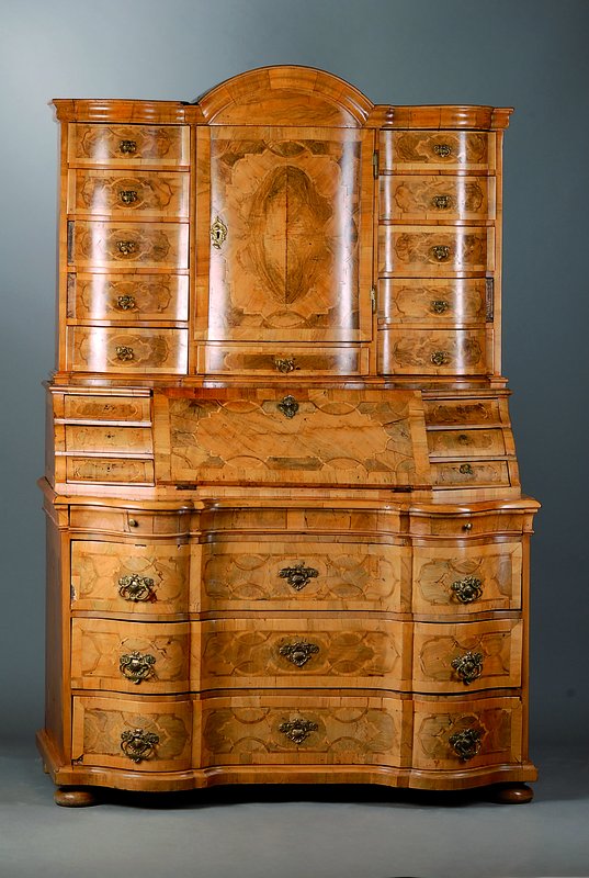 Tabernakelsekretär, á trois corps, süddeutsch,um 1730/40, starker Einfluss v. Neuwied, Nußbaum/Wurzelnußfurnier, reiche Band- und ...