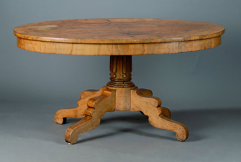 Tisch, deutsch, um 1880/90, Nußbaum, oval, Wurzelnußfurnier gesp. verlegt, 4 Auslegerbeine, Schaft gedrechselt, Füße in Voluten auslaufend, ...