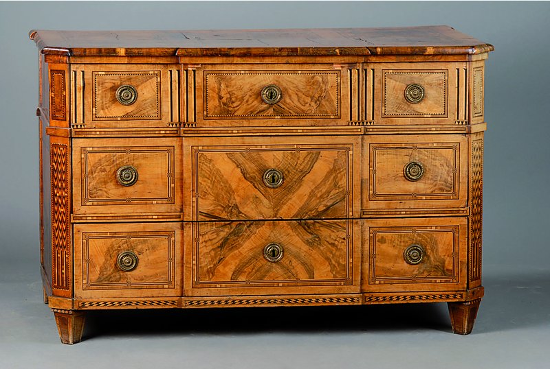 Kommode, Louis-Seize, um 1770/80, Wuzelnuß/Nußbaumfurnier, reiche Fadenintarsien, 7-fach liniert bzw. teils in Schachbrettmuster verlegt, ...